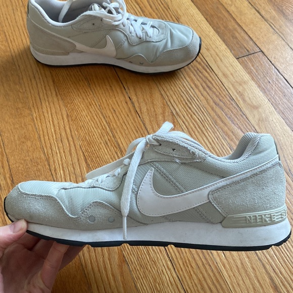 Women’s size 10 Nike shoes - Picture 3 of 4